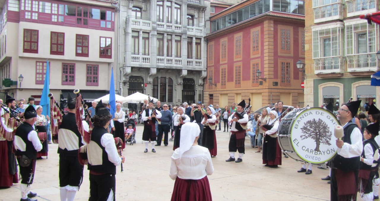 Piping in León.jpg